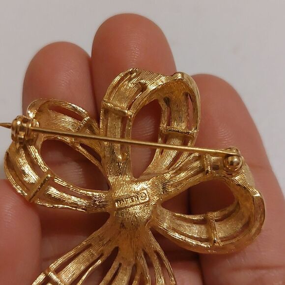 Vintage Napier Textured Gold Tone Ribbon Bow with Faux Pearl Brooch Pin - Picture 5 of 7